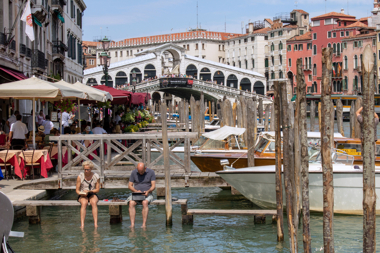 Kleine Pause vor der Rialto-Brücke, Venedig.