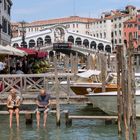 Kleine Pause vor der Rialto-Brücke, Venedig.