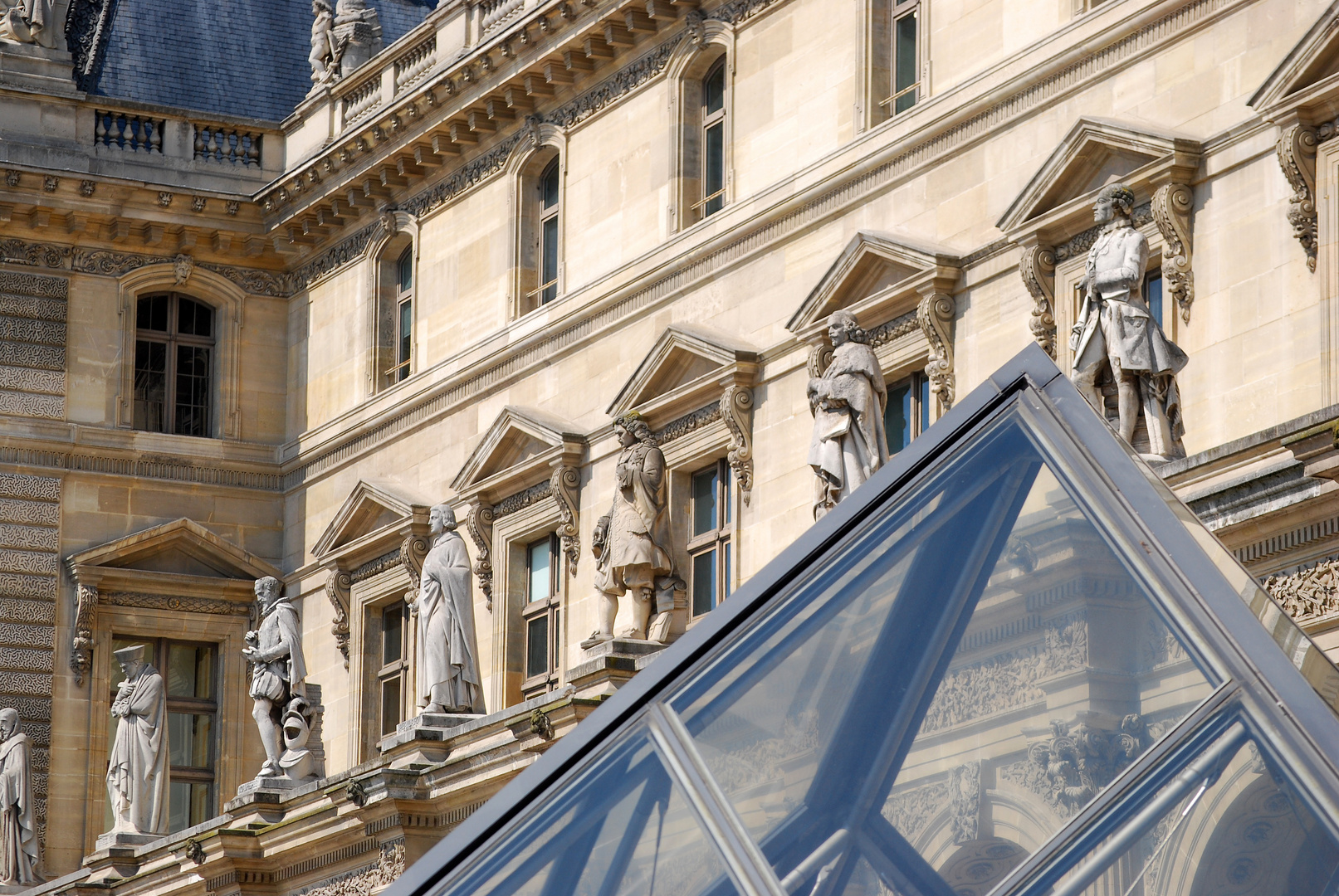 Kleine Pyramide und Louvre