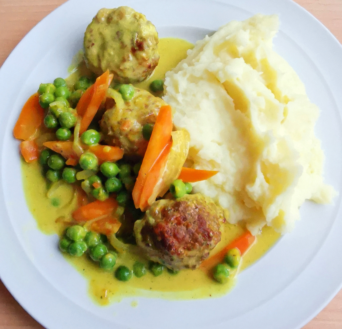Kleine Rinder Hack Bällchen mit Gemüse und Püree Foto &amp; Bild ...
