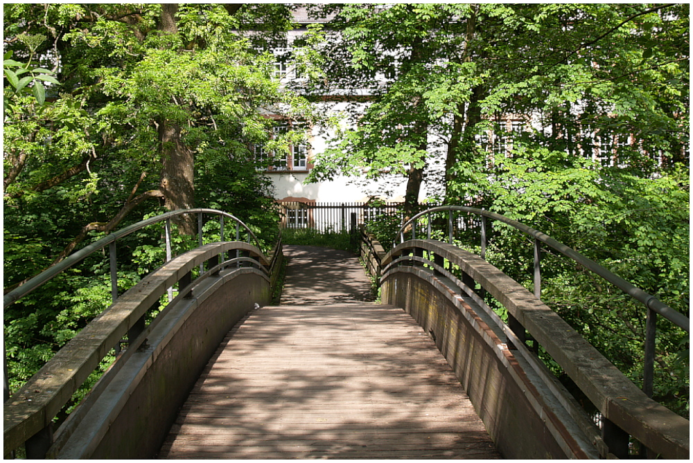 Kleine romantische Brücke über einen Seitenarm der Lahn im Frühling Foto & Bild jahreszeiten