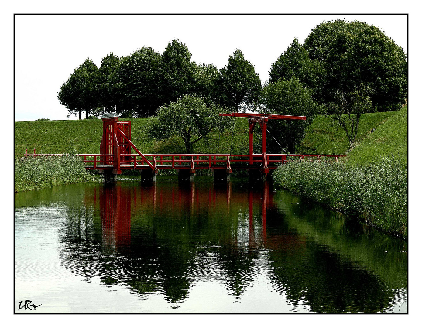 kleine rote Holzbrücke