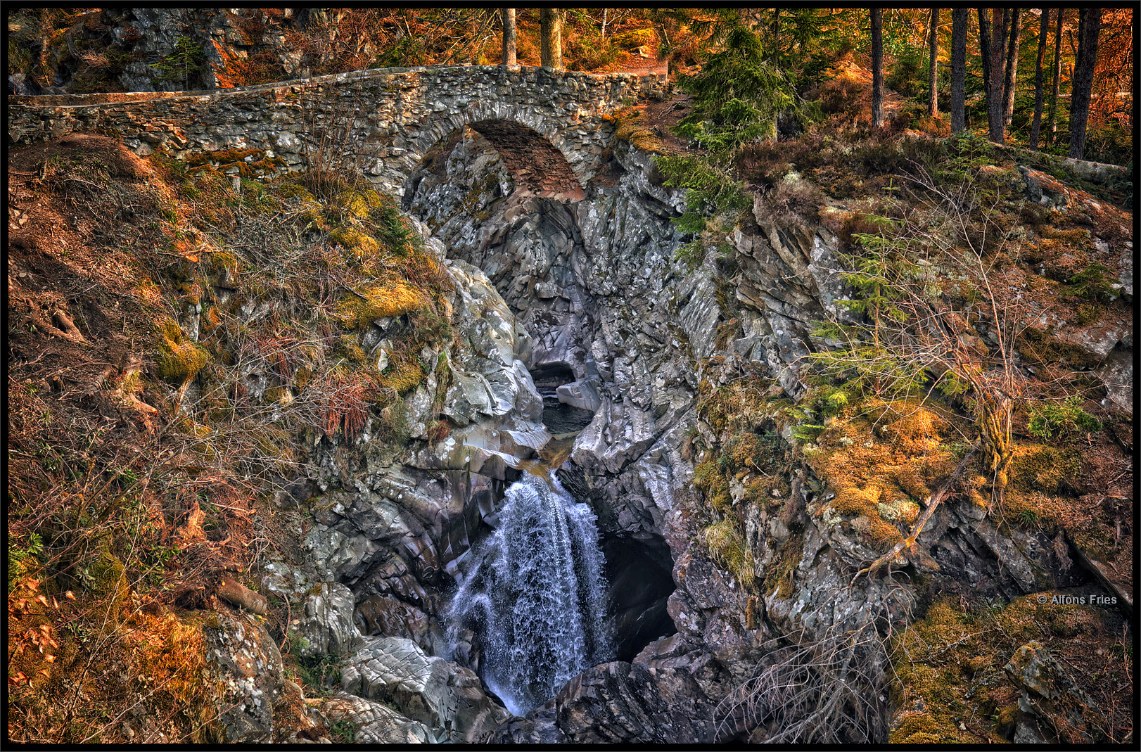 Kleine Schlucht mit kleiner Brücke in Schottland