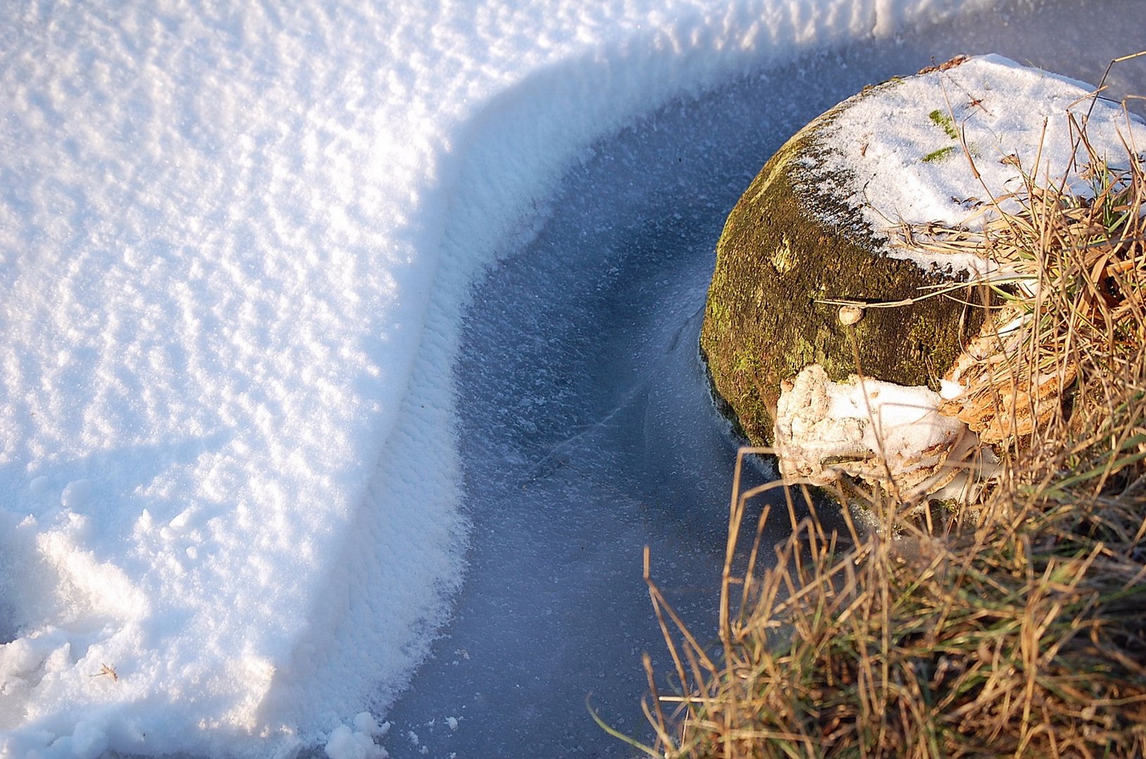 Kleine Schneeverwehung am Ufer