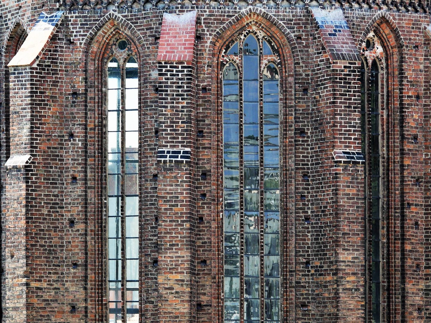 Kleine Spiegelei am Kirchenfenster