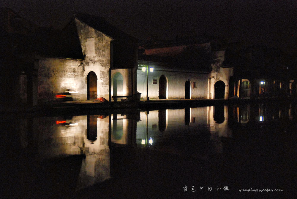 Kleine Stadt in der Nacht