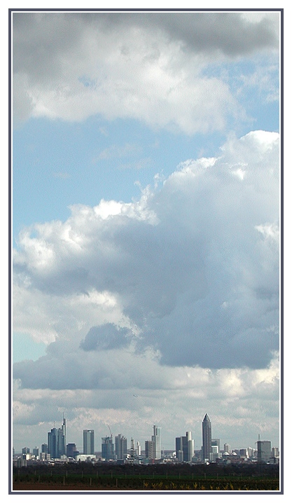 Kleine Stadt und große Wolken