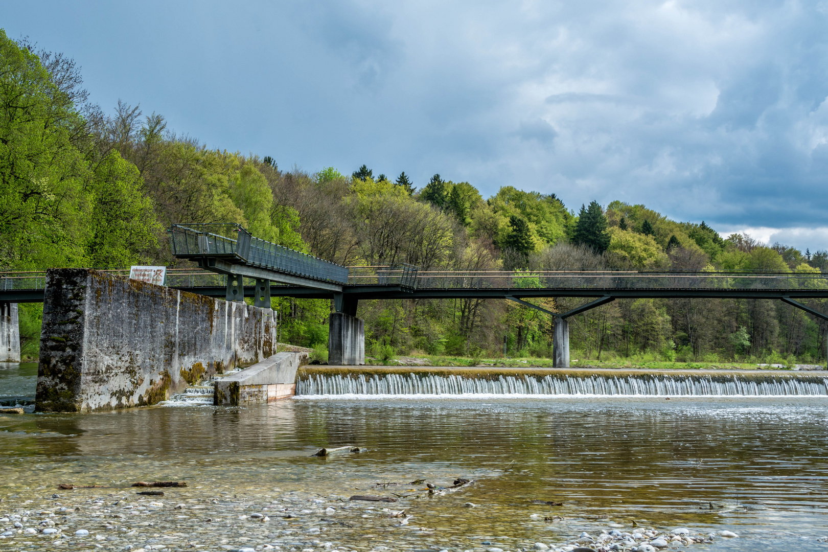 Kleine Staustufe am Flaucher (Isar/München)