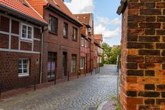 Kleine Straße neben der Kirche