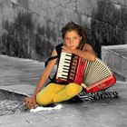 Kleine Straßenmusikerin