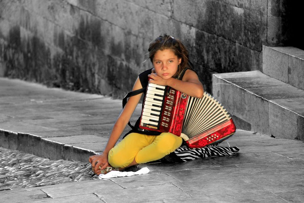 Kleine Straßenmusikerin