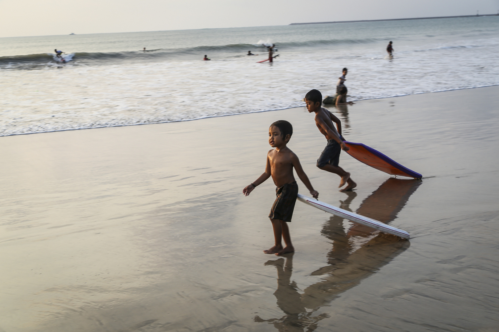 Kleine Surferjungs