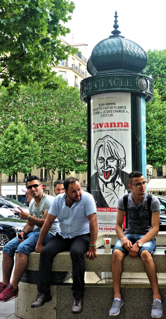 kleine szene an der großen avenue des champs élysees