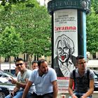 kleine szene an der großen avenue des champs élysees