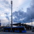 Kleine Tram vor hohem Mast