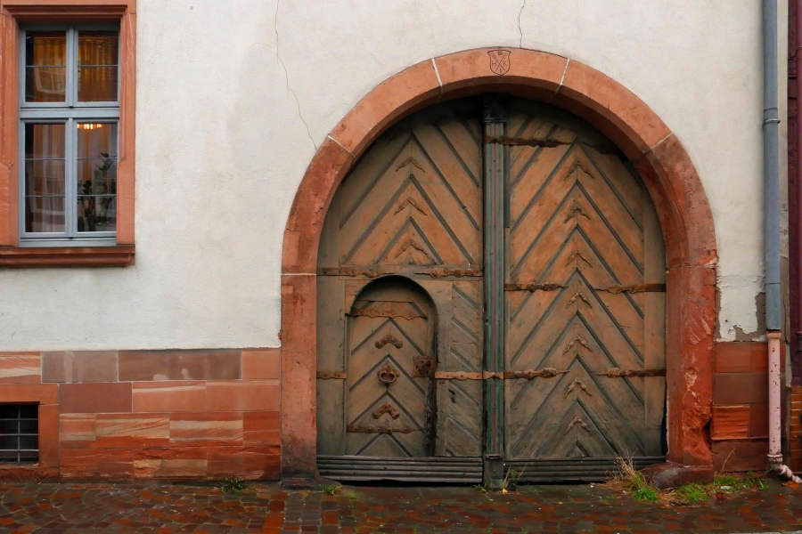 Kleine Tür im großen Tor