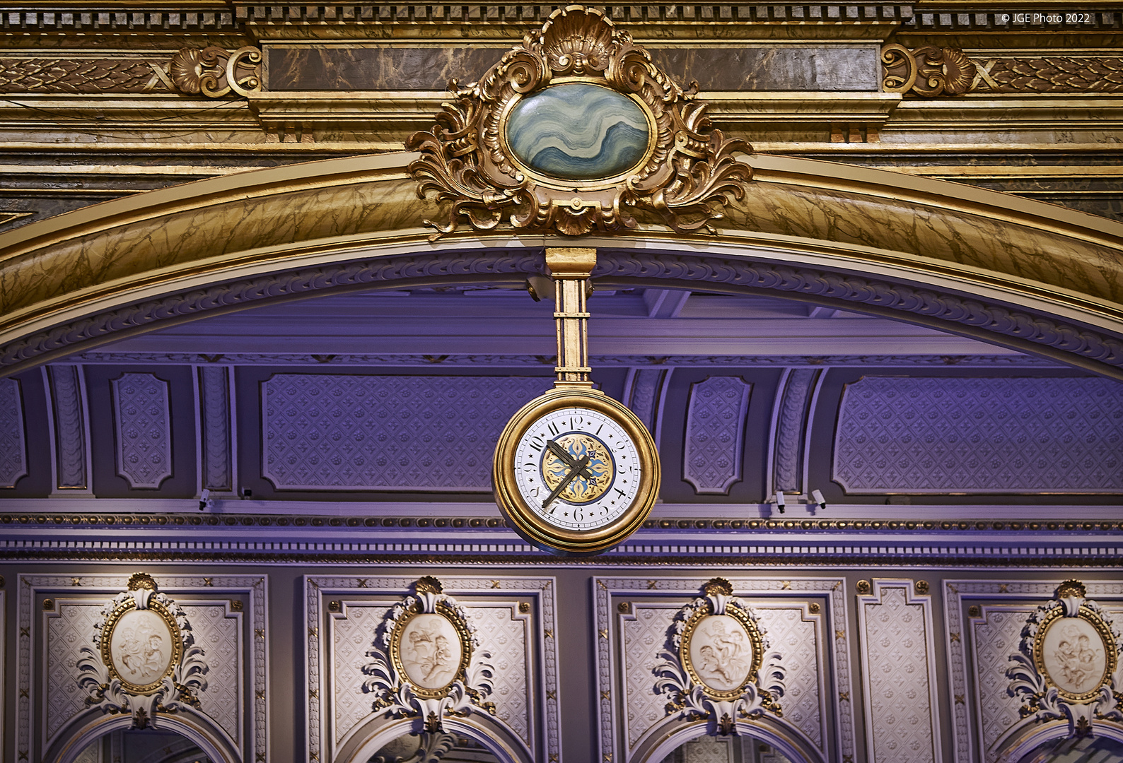 Kleine Uhr an der Decke Casino Monte Carlo