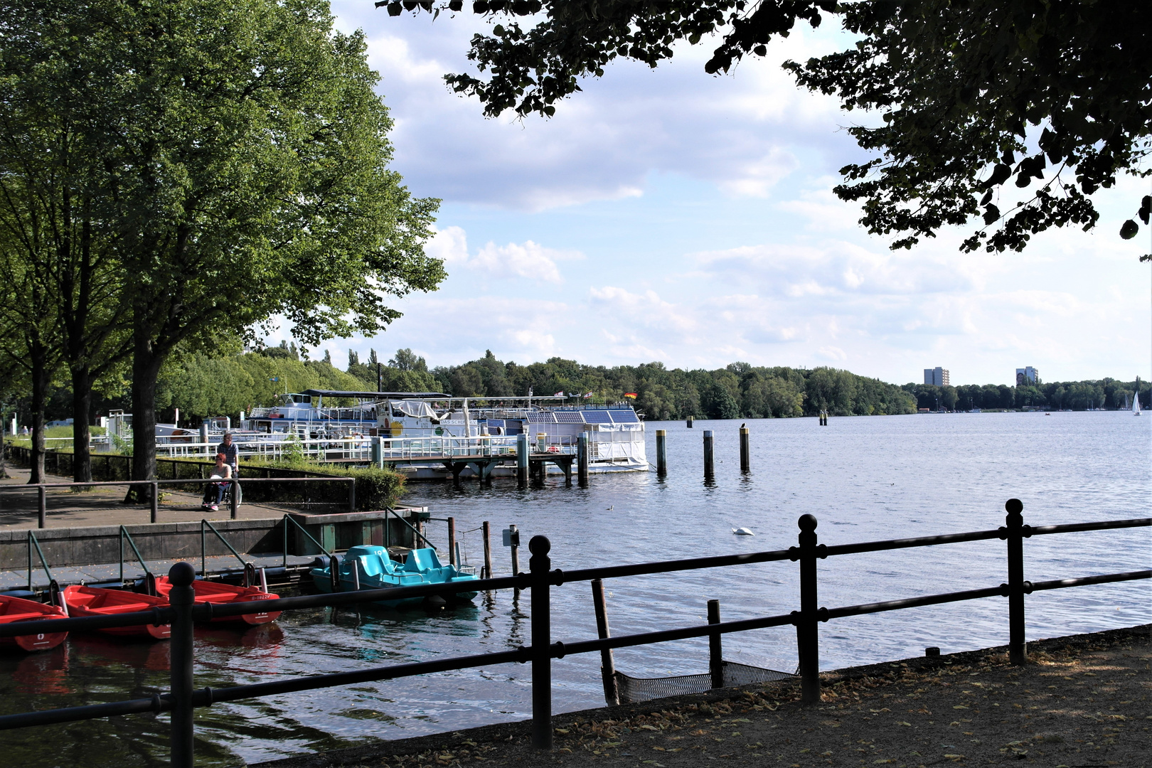 Kleine und große Schiffe auf dem Tegeler See