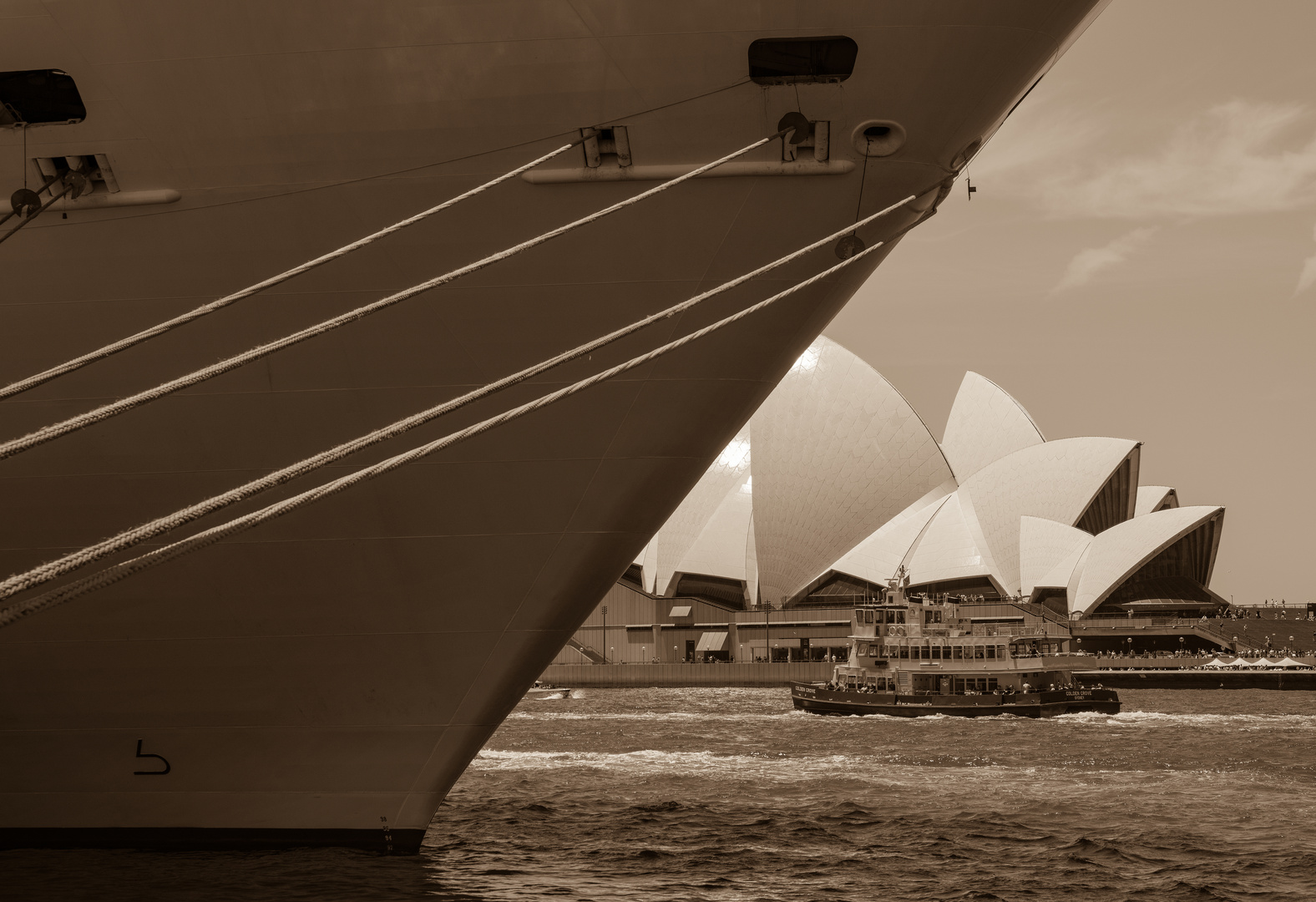 kleine und grosse Schiffe im Sydney Harbour