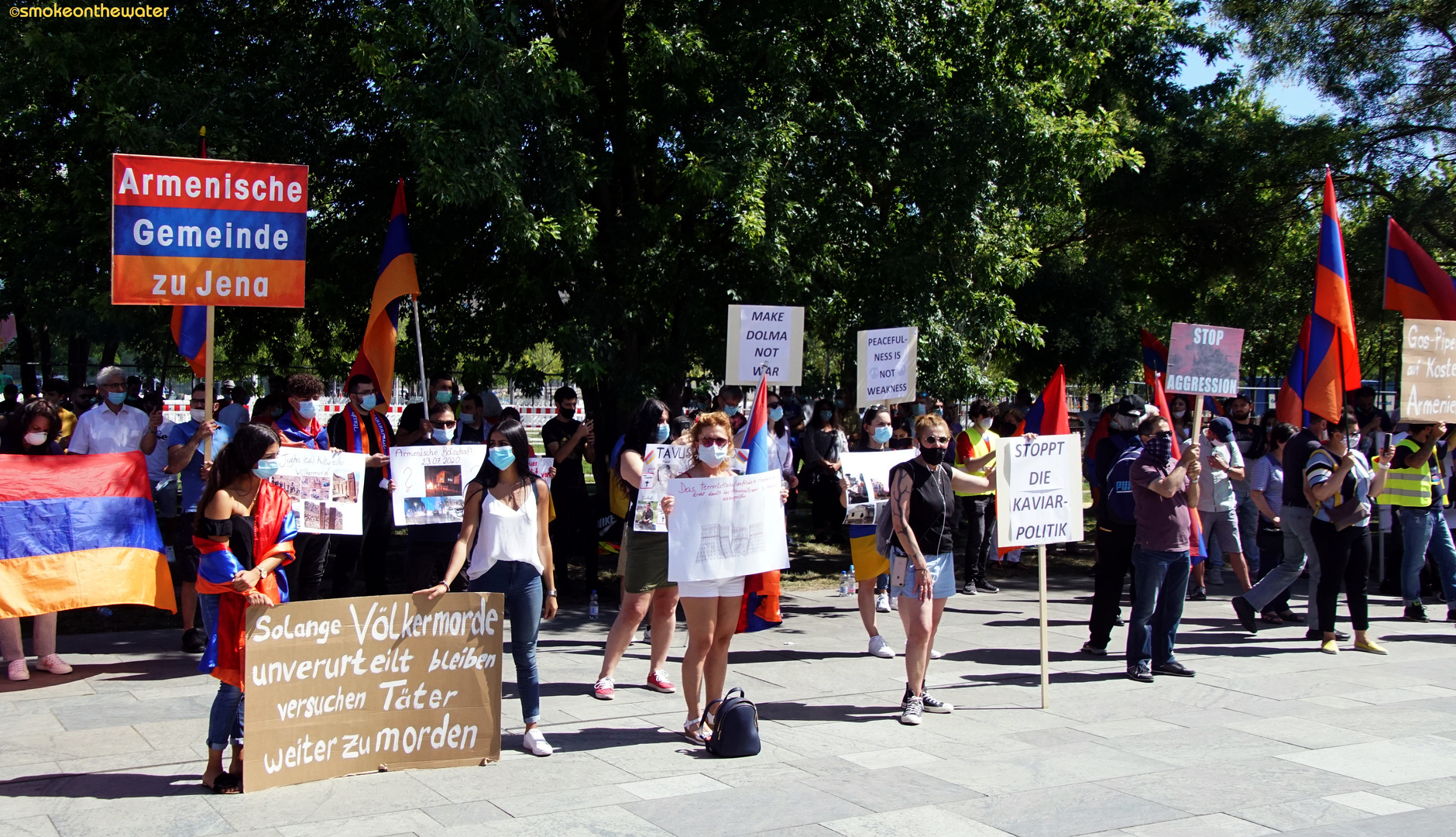 Kleine und wenig beachtete Demo vorm Bundeskanzleramt