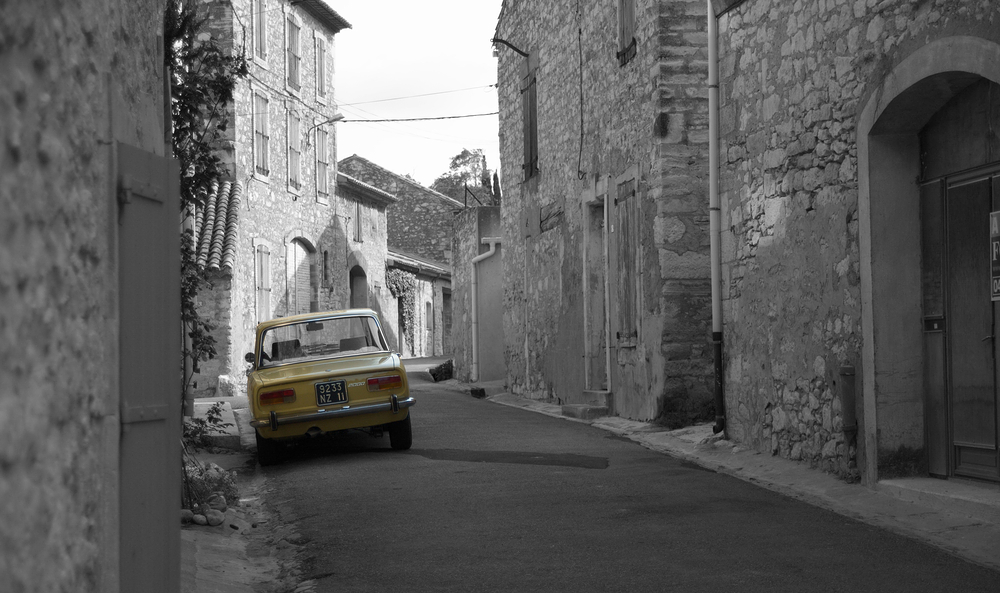 Kleine, verwinkelte alte Gasse in Gruissan Süd Frankreich......