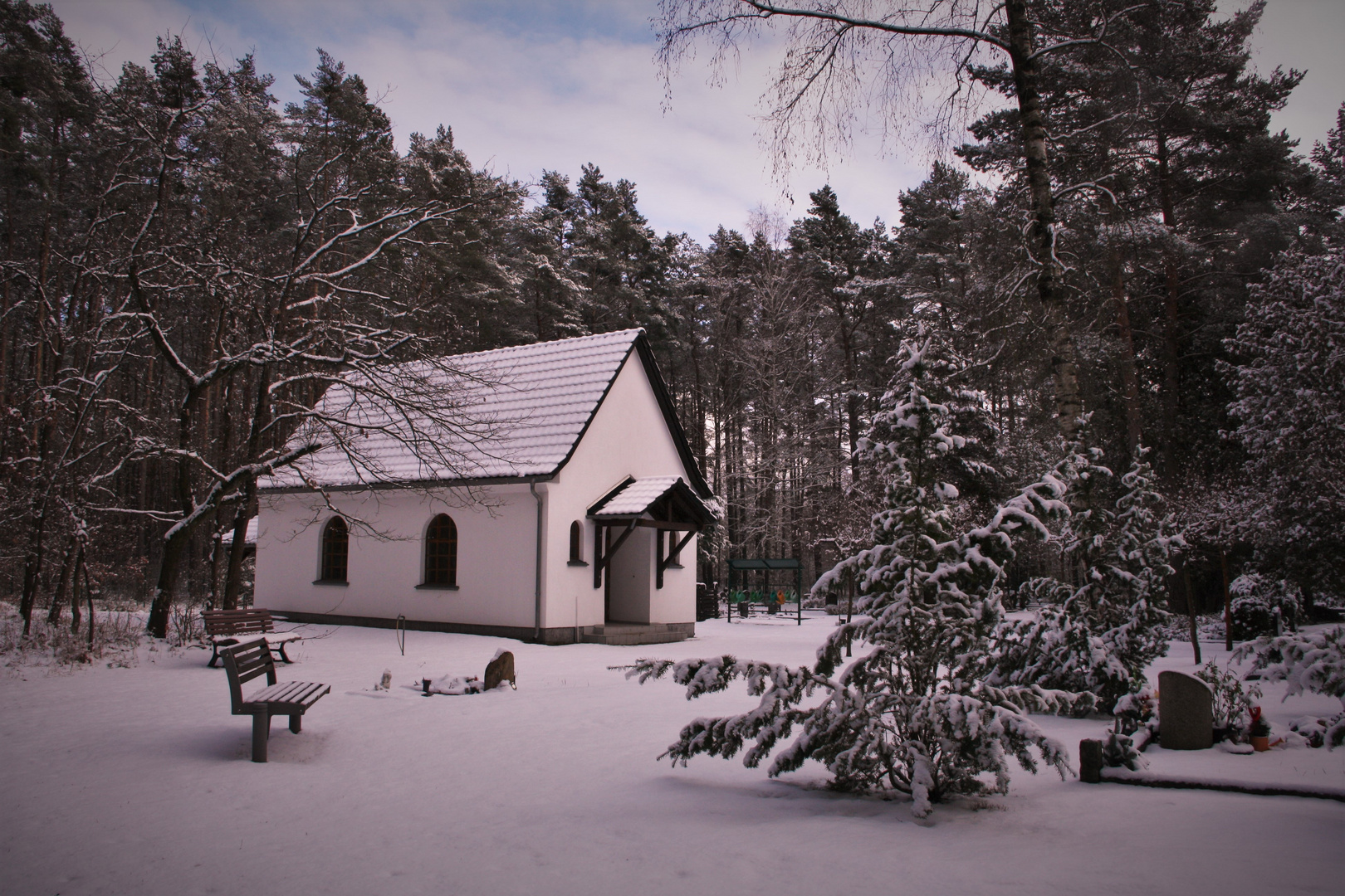 Kleine Waldkapelle im Schnee