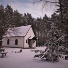 Kleine Waldkapelle im Schnee