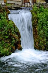 Kleine Wasserfall an der Mühle.