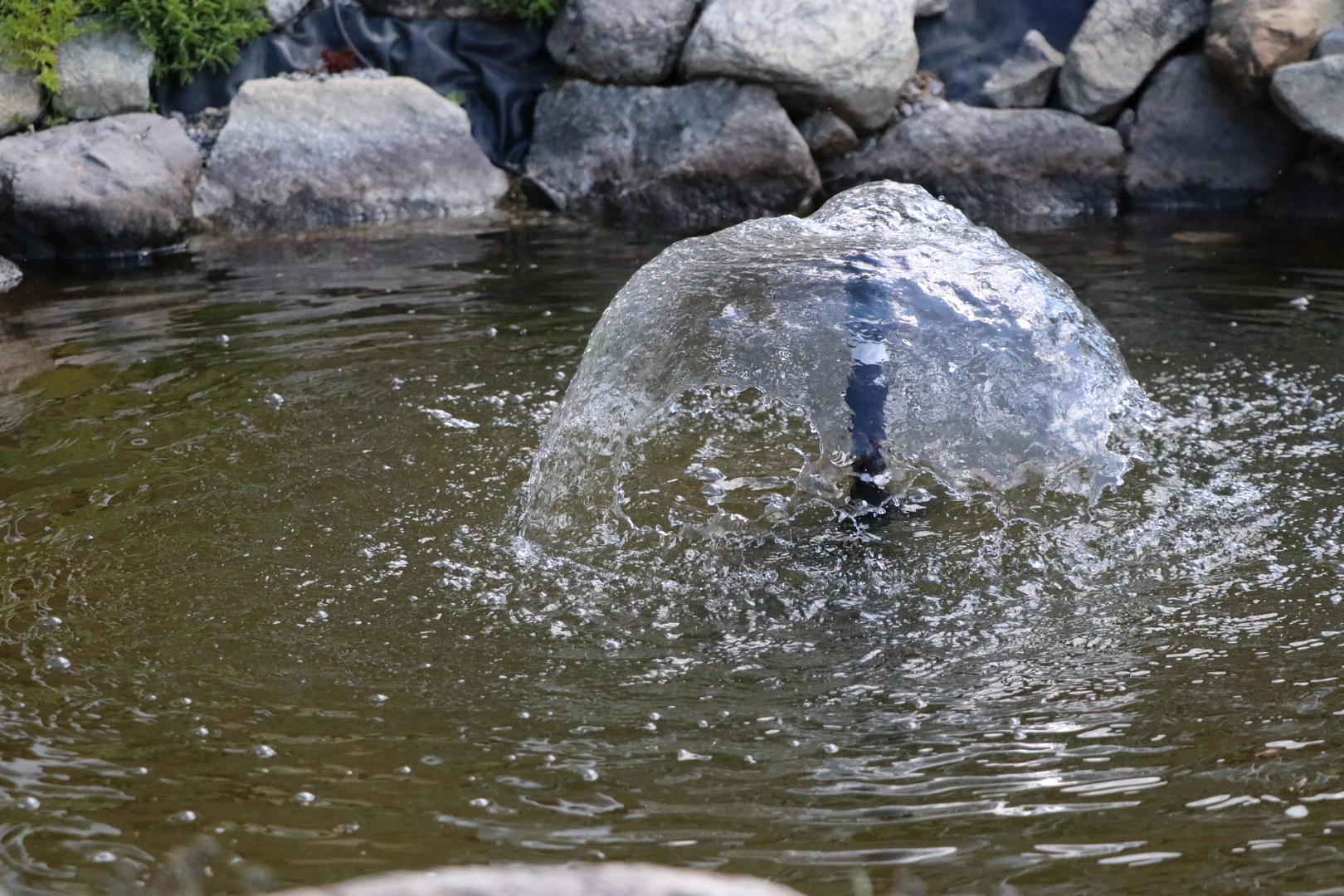 Kleine Wasserfontäne