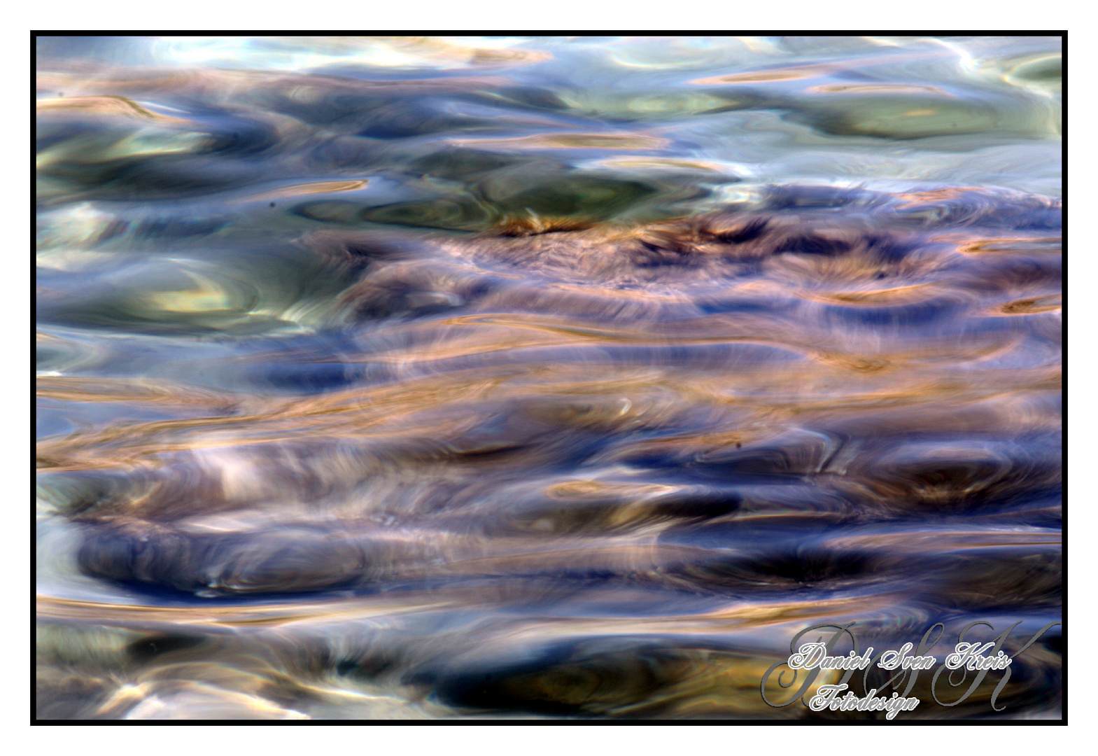 Kleine Wellen am Felsenstrand