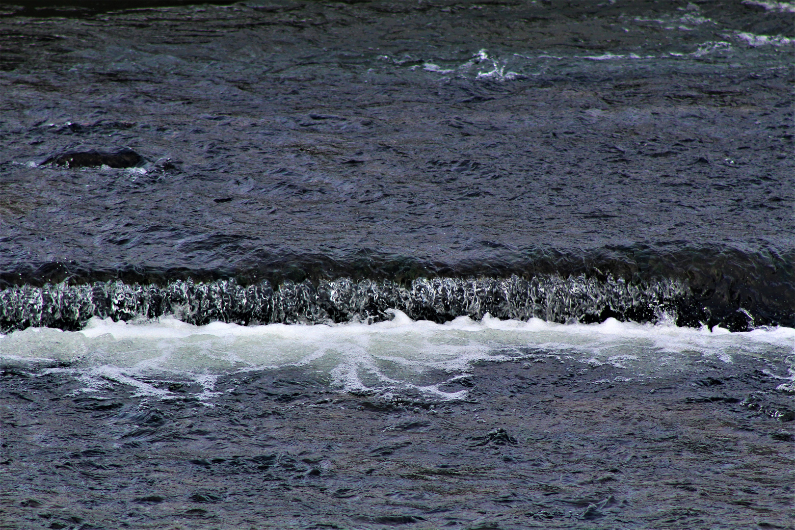 kleine Wellen am winterlichen Fluss