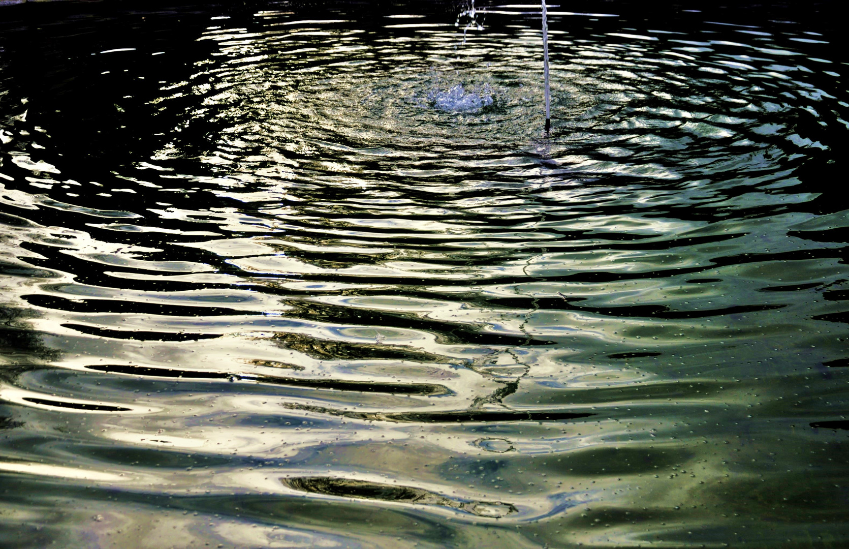 Kleine Wellenbewegung  auf dem Wasser