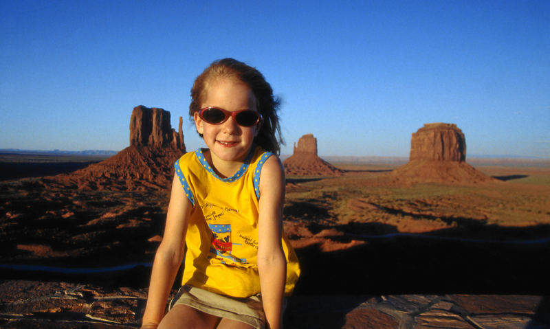 kleine Weltenbummlerin am Monument Valley