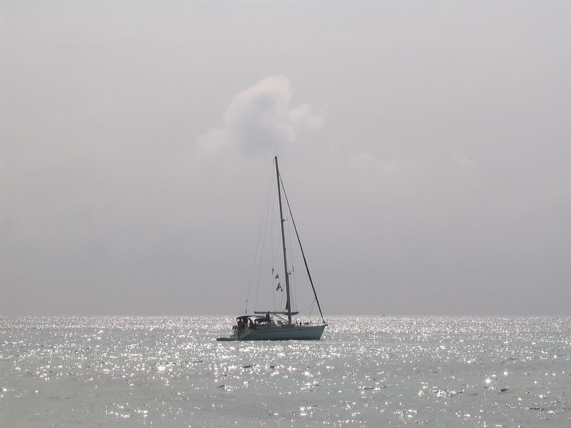Kleine Yacht in der Bucht " Cala Mandia" Spanien