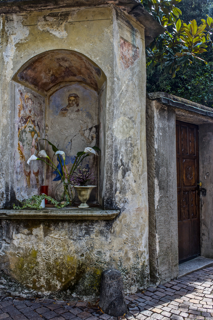 Kleiner Altar in der Naehe von Locarno