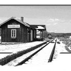 Kleiner alter Bahnhof in den winterlichen Stauden