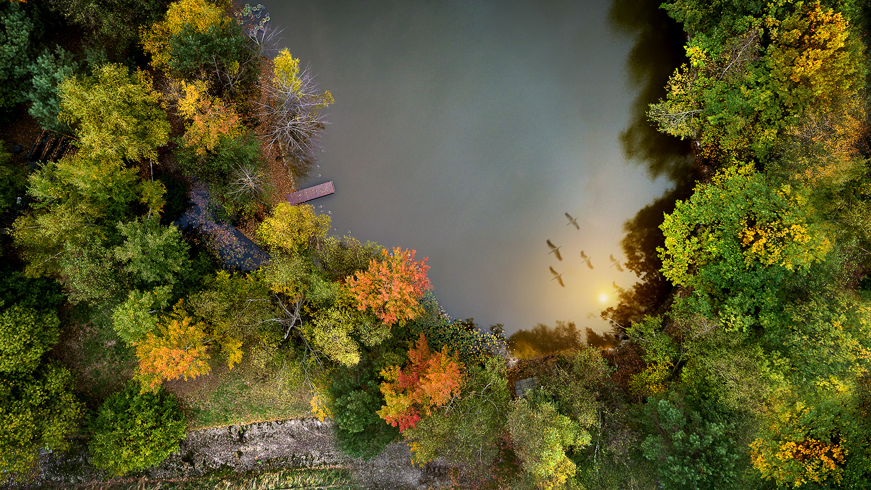 Kleiner Angelweiher im Herbstwald