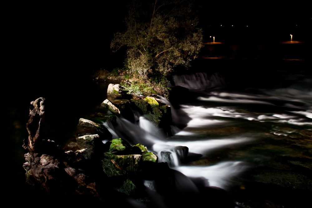 kleiner Ausschnitt des Rheinfalls bei Nacht