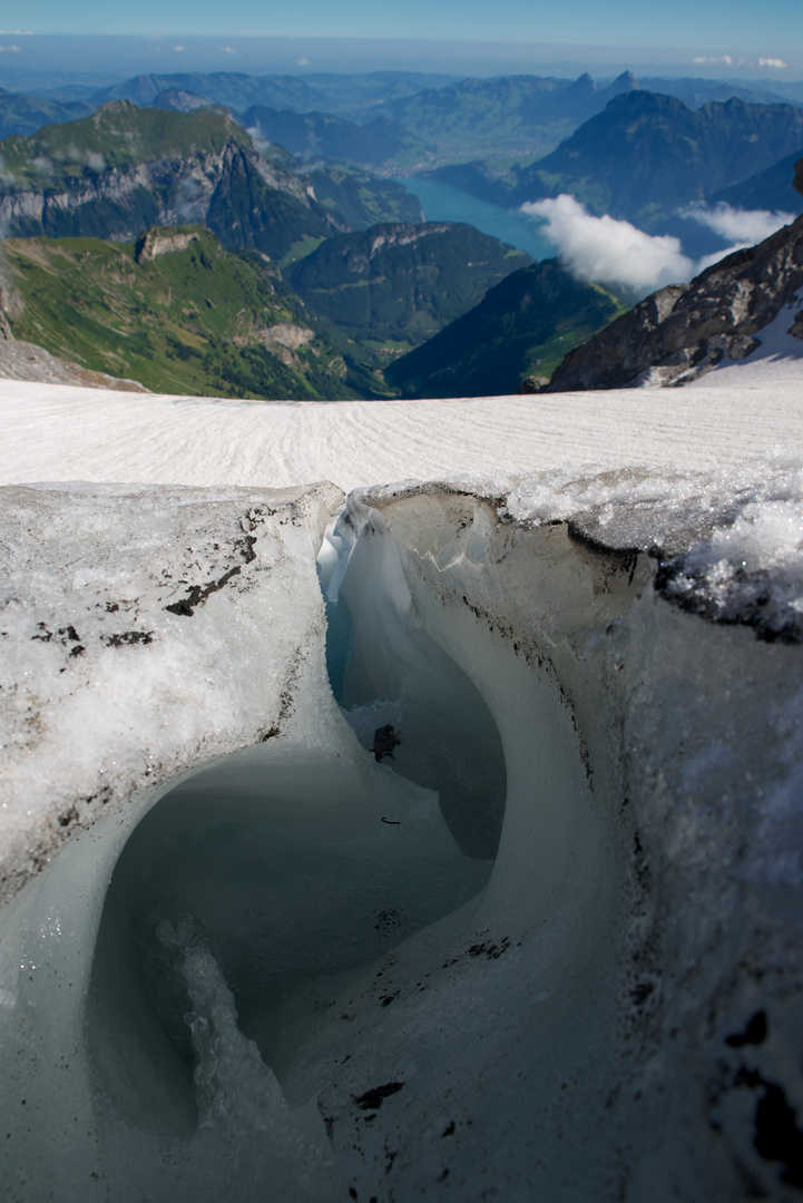 Kleiner Bach fliesst durch Gletscher