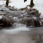 Kleiner Bach im Schnee