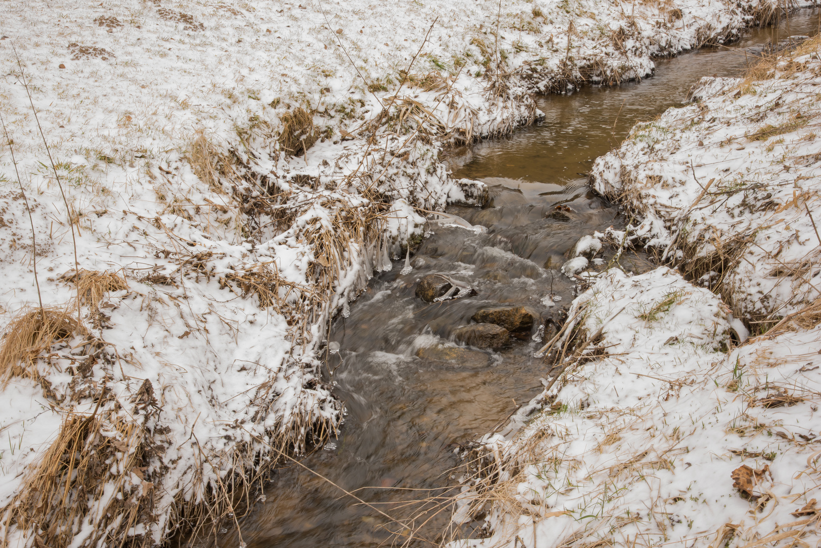 Kleiner Bach im Winter