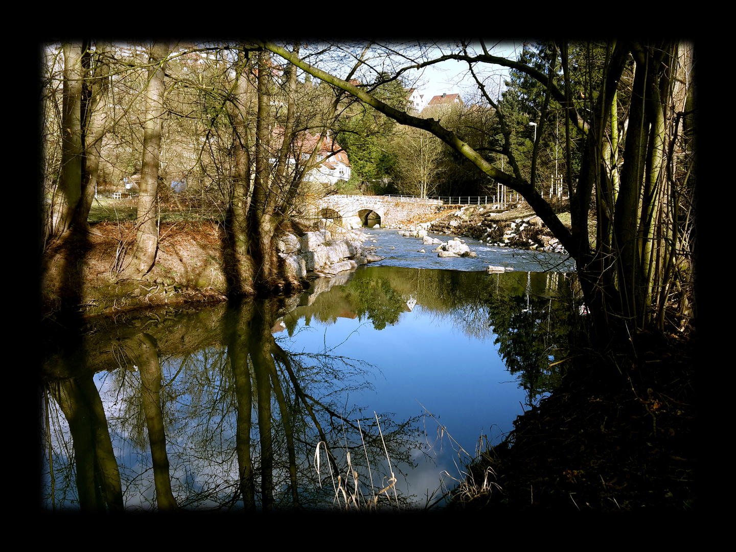 Kleiner Bach mit Brücke