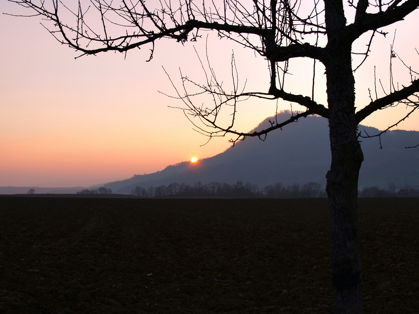 Kleiner Berg mit Sonnenuntergang