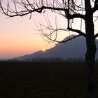 Kleiner Berg mit Sonnenuntergang