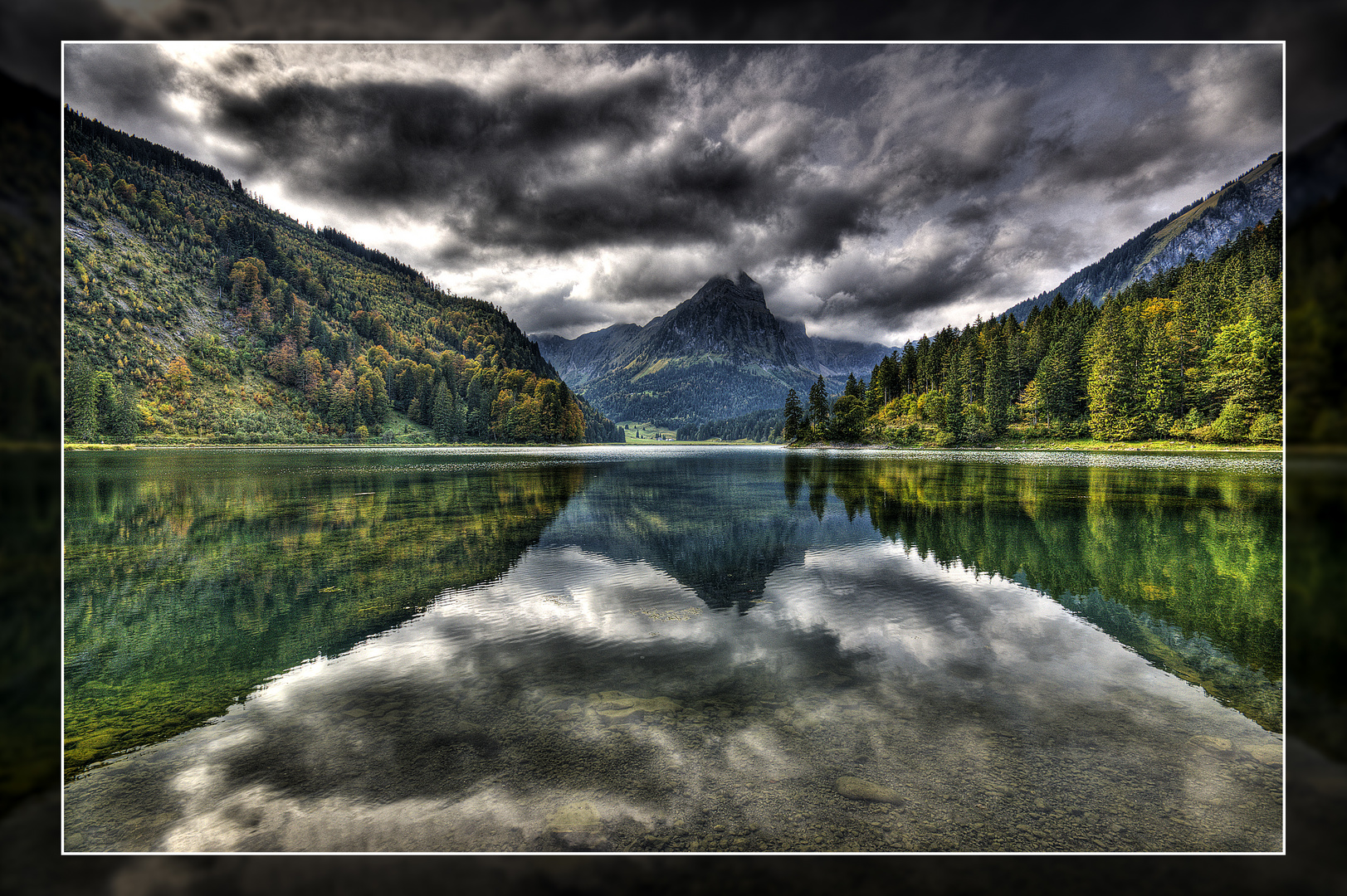 kleiner Bergsee in der Schweiz