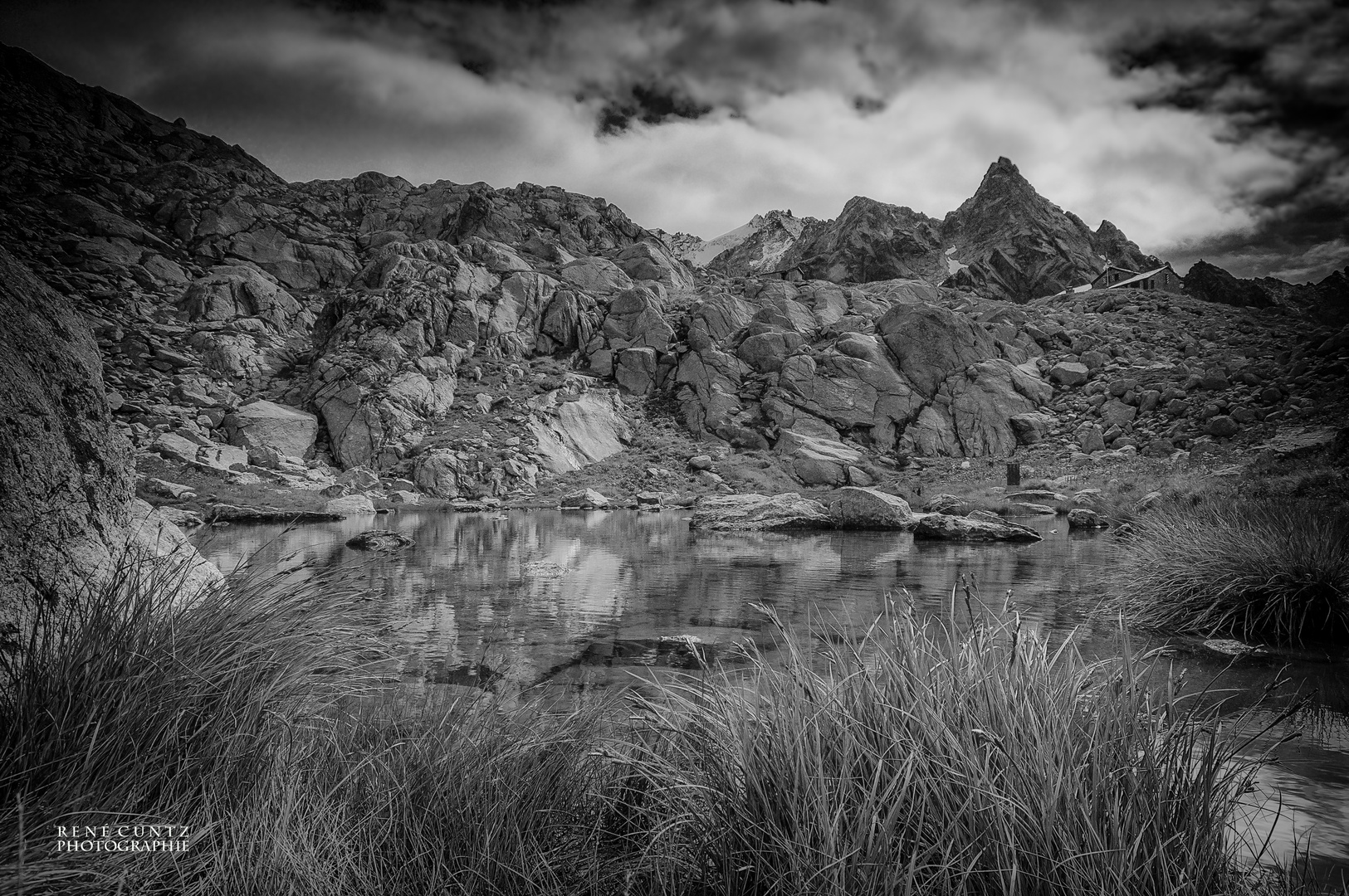 Kleiner Bergsee in der Schweiz