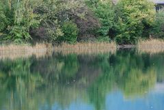 Kleiner Bergsee in herbstlichen Farben