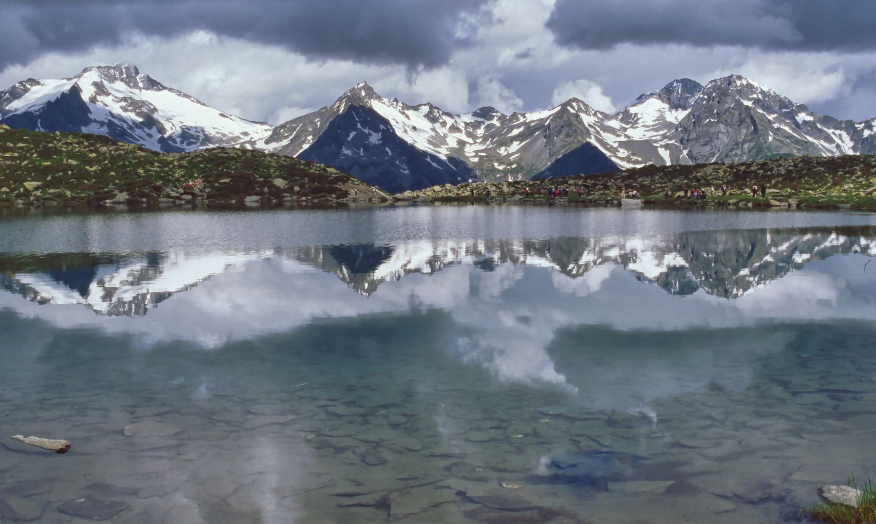 kleiner Bergsee mit den Zillertaler Alpen