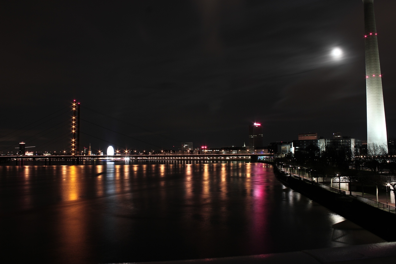 kleiner Blick am Rheinturm vorbei zum Riesenrad