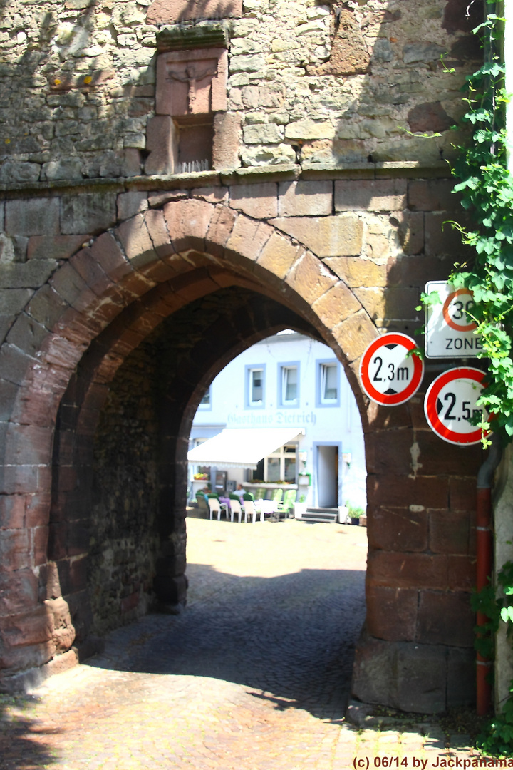 Kleiner Blick durch die alte Stadtmauer Dudeldorf